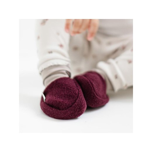 Hofbrucker Wełniane buty w kolorze jagodowym dla dzieci ze sklepu Limango Polska w kategorii Kapcie dziecięce - zdjęcie 173612632