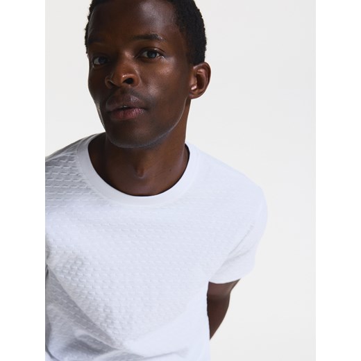 Reserved - Strukturalny t-shirt regular fit - biały ze sklepu Reserved w kategorii T-shirty męskie - zdjęcie 173659074