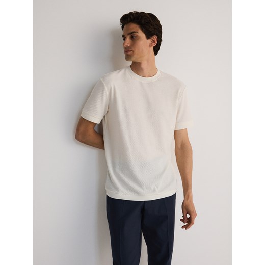 Reserved - Strukturalny t-shirt regular fit - złamana biel ze sklepu Reserved w kategorii T-shirty męskie - zdjęcie 173668260