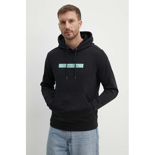 Calvin Klein bluza bawełniana męska kolor czarny z kapturem z aplikacją K10K113090 ze sklepu ANSWEAR.com w kategorii Bluzy męskie - zdjęcie 173717402