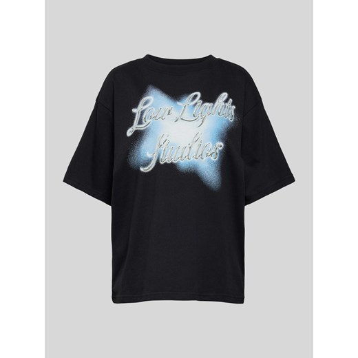 T-shirt o kroju oversized z nadrukiem z logo model ‘CHROMATIC’ ze sklepu Peek&Cloppenburg  w kategorii Bluzki damskie - zdjęcie 173815874