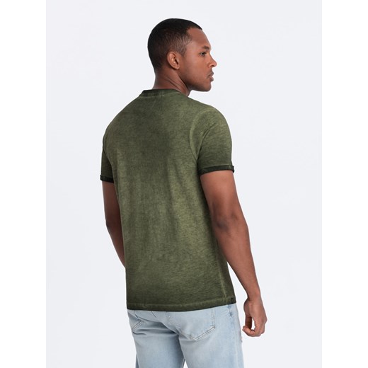 Męski t-shirt V-neck o pręgowanej strukturze z kieszonką – oliwkowy V9 L ombre