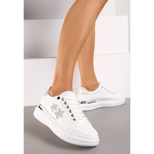 Białe Sneakersy na Płaskiej Podeszwie Ozdobione Metalicznymi Elementami i Wstawkami Kalelia ze sklepu renee.pl w kategorii Buty sportowe damskie - zdjęcie 173827811