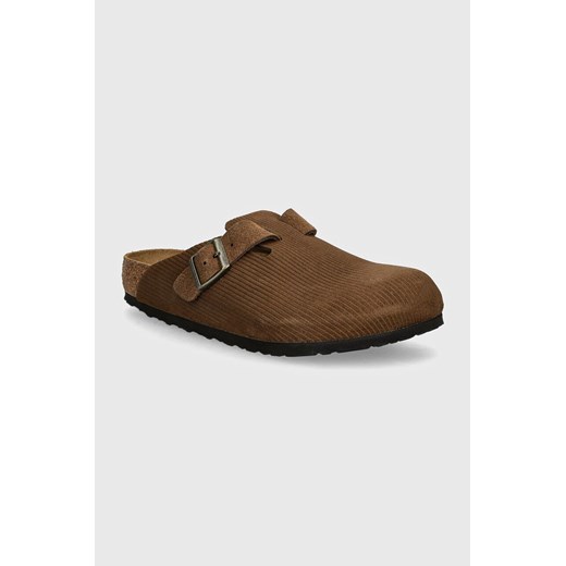 Birkenstock klapki zamszowe Boston męskie kolor brązowy 1028227 ze sklepu PRM w kategorii Klapki męskie - zdjęcie 173890543