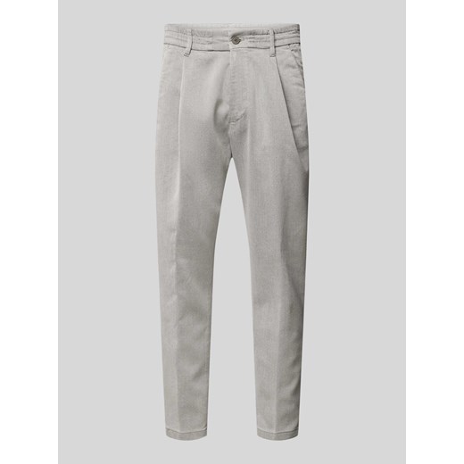 Spodnie o kroju tapered fit z zakładkami w pasie model ‘CHASY’ ze sklepu Peek&Cloppenburg  w kategorii Spodnie męskie - zdjęcie 173999643