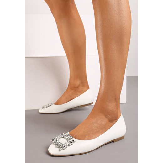 Białe Płaskie Balerinki z Metalową Aplikacją Olivivia 40 promocja born2be.pl