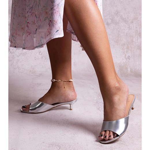 Srebrne klapki na niskim obcasie Maloua srebrny 41 ButyModne.pl