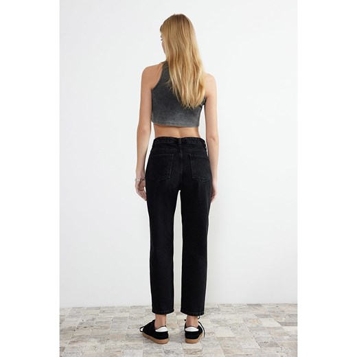 Czarne jeansy damskie Trendyol