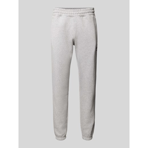 Spodnie dresowe o kroju tapered fit z wyhaftowanym logo ze sklepu Peek&Cloppenburg  w kategorii Spodnie męskie - zdjęcie 174053020