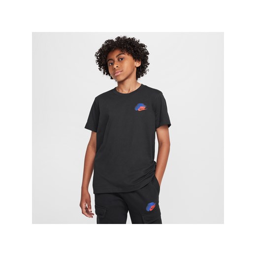 T-shirt z grafiką dla dużych dzieci (chłopców) Nike Sportswear Standard Issue - Czerń ze sklepu Nike poland w kategorii T-shirty chłopięce - zdjęcie 174073384