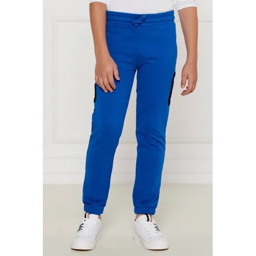 Guess Spodnie dresowe | Regular Fit ze sklepu Gomez Fashion Store w kategorii Spodnie chłopięce - zdjęcie 174089670
