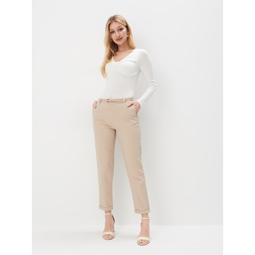 Mohito - Beżowe spodnie chino slim - beżowy Mohito 38 wyprzedaż Mohito