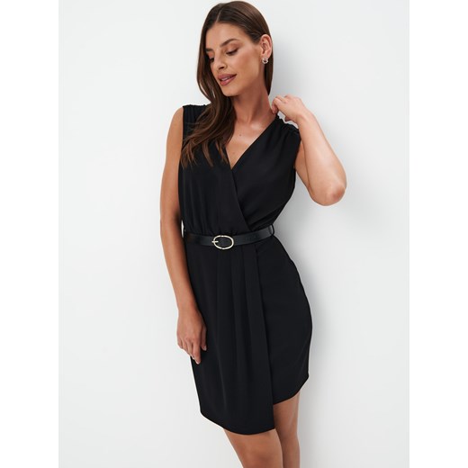 Sukienka Mohito bez rękawów czarna mini w serek 