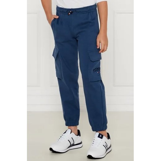 Tommy Hilfiger Spodnie VARSITY EMBR CARGO | Regular Fit ze sklepu Gomez Fashion Store w kategorii Spodnie chłopięce - zdjęcie 174128171