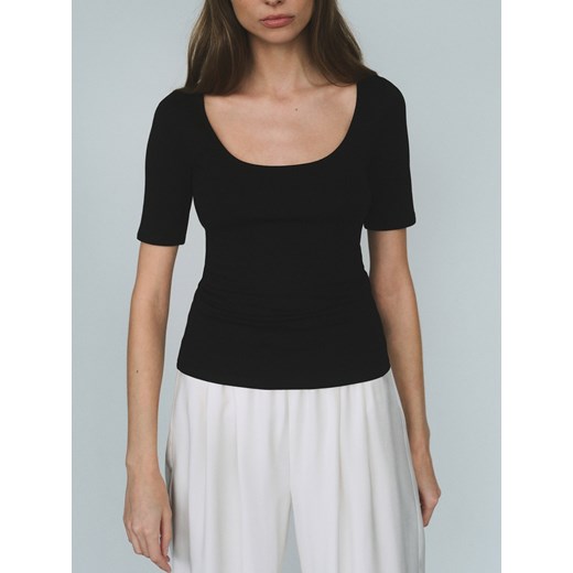 Reserved - T-shirt slim fit z wiskozą - czarny - id: 5404V-99X - marki Reserved - 174158361 Reserved - T-shirt slim fit z wiskozą - czarny ze sklepu Reserved w kategorii Bluzki damskie - zdjęcie 174158361