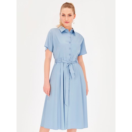 Błękitna koszulowa sukienka z paskiem Potis & Verso Alen ze sklepu Eye For Fashion w kategorii Sukienki - zdjęcie 174178071