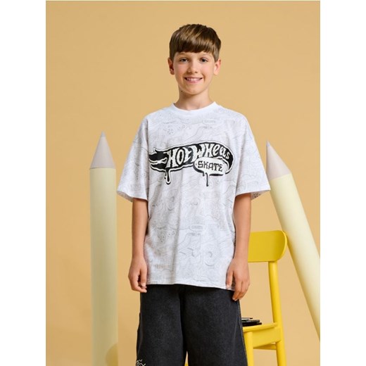 Sinsay - Koszulka Hot Wheels - biały - id: XM557-00X - marki Sinsay - 174334070 Sinsay - Koszulka Hot Wheels - biały ze sklepu Sinsay w kategorii T-shirty chłopięce - zdjęcie 174334070