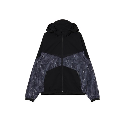 Cropp - Kurtka z chowanym kapturem i nadrukiem - czarny - id: 8924Y-99X - marki Cropp - 174548080 Cropp - Kurtka z chowanym kapturem i nadrukiem - czarny ze sklepu Cropp w kategorii Kurtki męskie - zdjęcie 174548080