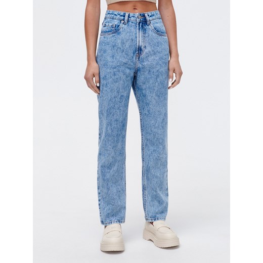 Cropp - Niebieskie jeansy mom z efektem sprania - niebieski Cropp 44 okazyjna cena Cropp