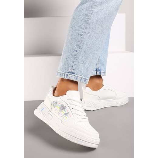 Białe Sneakersy z Naszywkami w Kształcie Serduszek Iritia ze sklepu born2be.pl w kategorii Buty sportowe damskie - zdjęcie 174632983