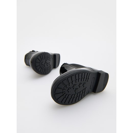 Reserved - Botki z imitacji skóry lakierowanej - czarny Reserved 20/21 Reserved