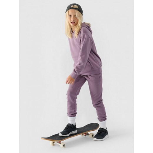 Dziewczęca bluza dresowa nierozpinana z kapturem 4F 4FJWMM00TSWSF1316 - fioletowa ze sklepu Sportstylestory.com w kategorii Bluzy dziewczęce - zdjęcie 174709000