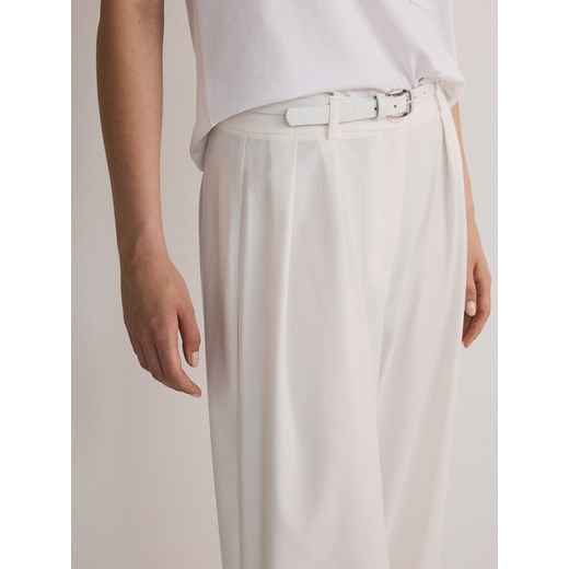 Reserved - Luźne spodnie z paskiem - złamana biel Reserved 40 Reserved