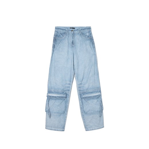 Cropp - Niebieskie spodnie z kieszeniami cargo - granatowy ze sklepu Cropp w kategorii Jeansy męskie - zdjęcie 174748033