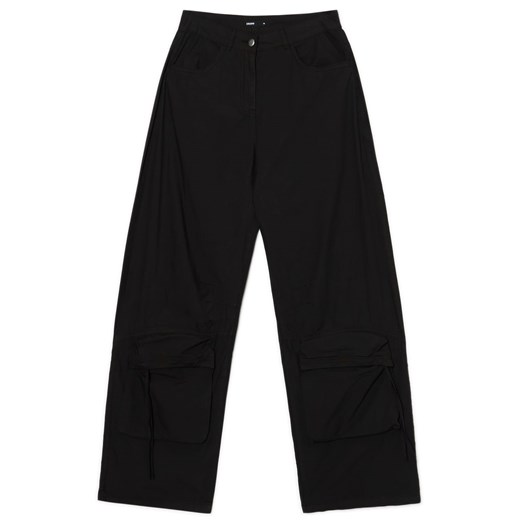 Cropp - Czarne spodnie z kieszeniami cargo - czarny Cropp 38 Cropp