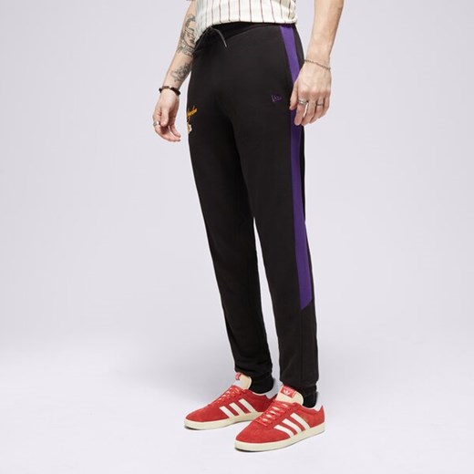 NEW ERA SPODNIE SCRIPT JOGGER LAKERS LOS ANGELES LAKERS ze sklepu Sizeer w kategorii Spodnie męskie - zdjęcie 174756360