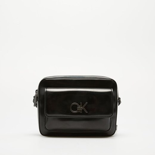 CALVIN KLEIN TOREBKA RE LOCK CAMERA BAG SHINY ze sklepu Symbiosis w kategorii Listonoszki - zdjęcie 174761582