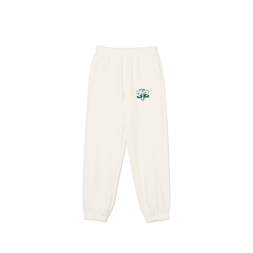 Cropp - Kremowe dresowe joggery z naszywką - kremowy Cropp S Cropp
