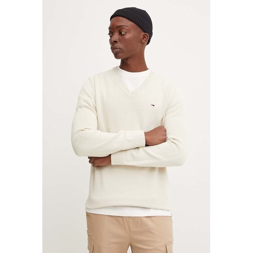 Tommy Jeans sweter bawełniany kolor beżowy  DM0DM19429 ze sklepu ANSWEAR.com w kategorii Swetry męskie - zdjęcie 174805390