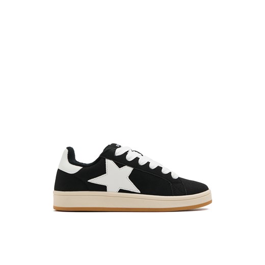Cropp - Czarne sneakersy z ozdobnym wzorem gwiazdy - czarny ze sklepu Cropp w kategorii Buty sportowe damskie - zdjęcie 174805911