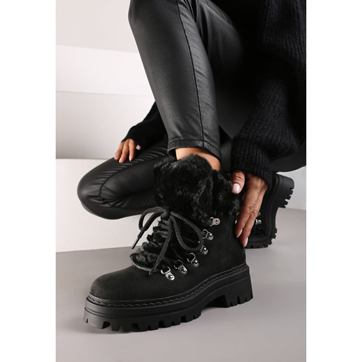 Czarne Traperki na Tłoczonej Podeszwie Ozdobione Futerkiem Taiva ze sklepu born2be.pl w kategorii Workery damskie - zdjęcie 174862961