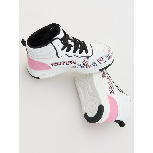 Reserved - Trampki za kostkę z nadrukiem - złamana biel Reserved 30 Reserved