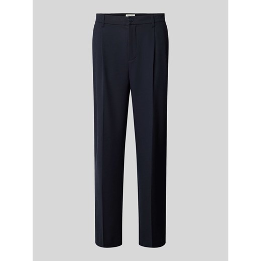 Spodnie materiałowe o kroju tapered fit z zakładkami w pasie ze sklepu Peek&Cloppenburg  w kategorii Spodnie męskie - zdjęcie 174881453