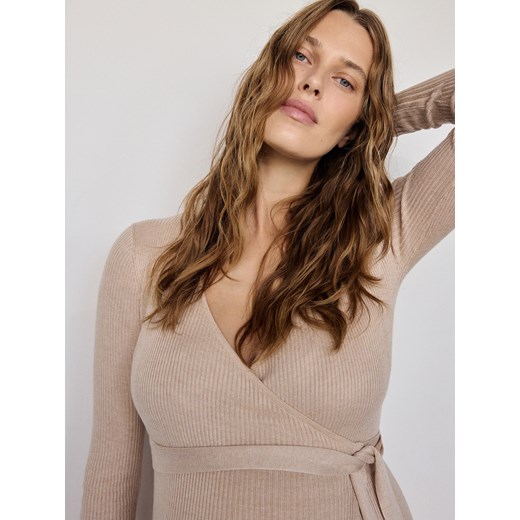 Sukienka Reserved z wiskozy z dekoltem w serek midi z długim rękawem 