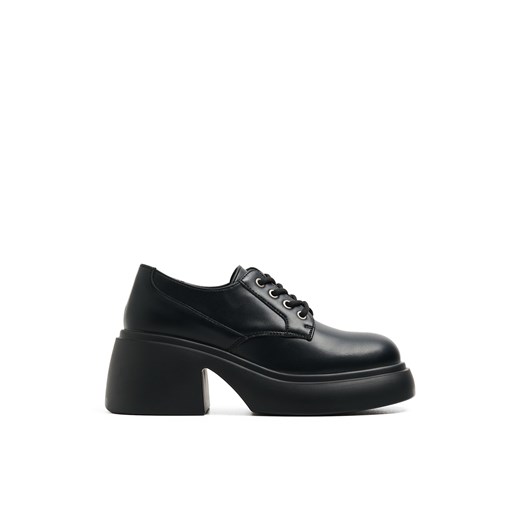 Cropp - Czarne loafersy z imitacji skóry - czarny ze sklepu Cropp w kategorii Półbuty damskie - zdjęcie 174940233