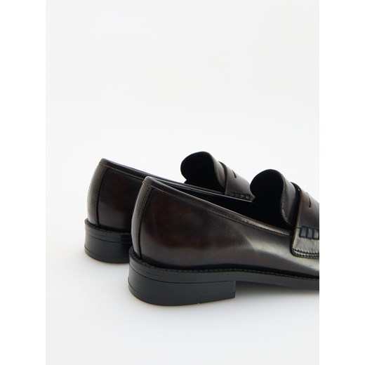 Reserved - Loafersy z imitacji skóry - ciemnobrązowy Reserved 39 Reserved