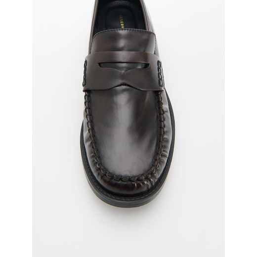 Reserved - Loafersy z imitacji skóry - ciemnobrązowy Reserved 38 Reserved