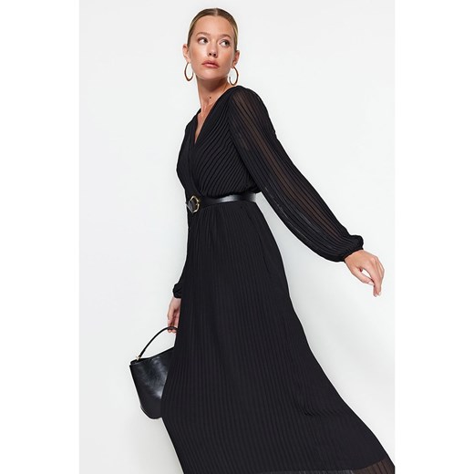 Trendyol sukienka poliestrowa z długim rękawem w serek 