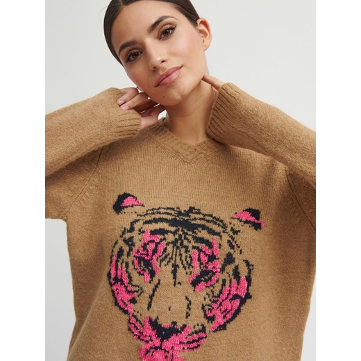 Beżowy sweter damski z tygrysem Bariloche Nijar ze sklepu Eye For Fashion w kategorii Swetry damskie - zdjęcie 174984002