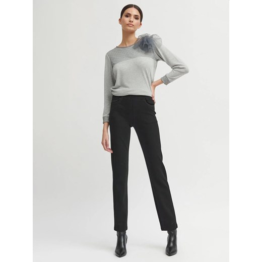 Czarne spodnie damskie z ozdobnymi kieszeniami Bariloche Frias24 ze sklepu Eye For Fashion w kategorii Spodnie damskie - zdjęcie 174984004