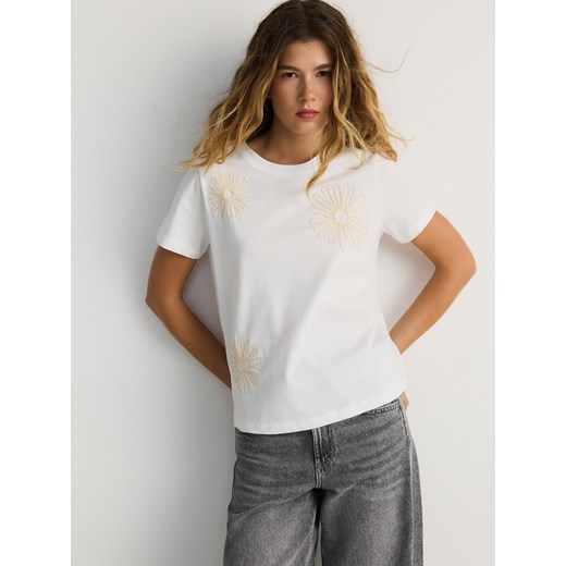 Reserved - T-shirt z ozdobnym haftem - biały Reserved L Reserved