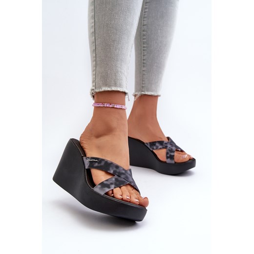 Damskie Klapki Na Koturnie Czarne 83520 Ipanema High Fashion Slide Fem ze sklepu ZAZOO w kategorii Klapki damskie - zdjęcie 175029364