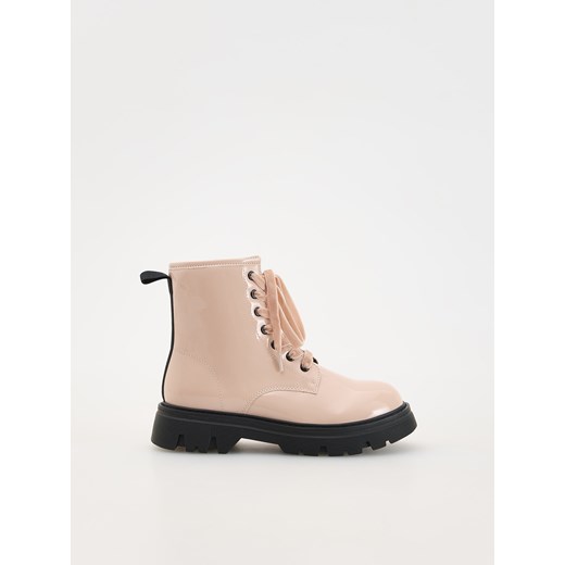 Reserved - Lakierowane botki - beżowy Reserved 32 Reserved