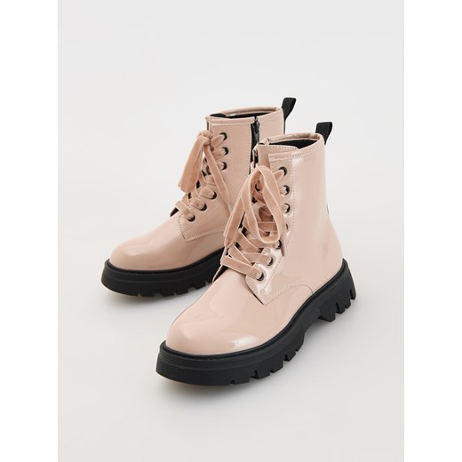 Reserved - Lakierowane botki - beżowy ze sklepu Reserved w kategorii Buty zimowe dziecięce - zdjęcie 175042382