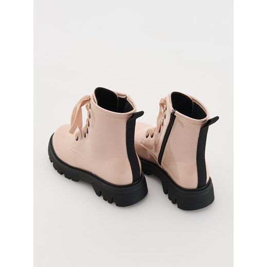 Reserved - Lakierowane botki - beżowy Reserved 31 Reserved