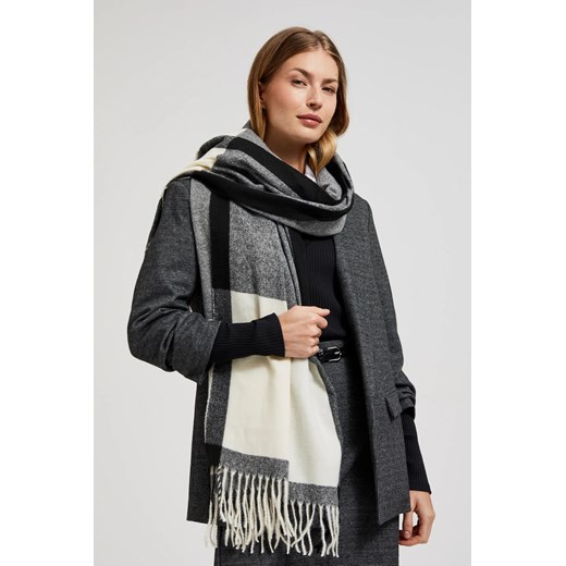 Ciepły szal z frędzlami czarny ONE SIZE Moodo.pl